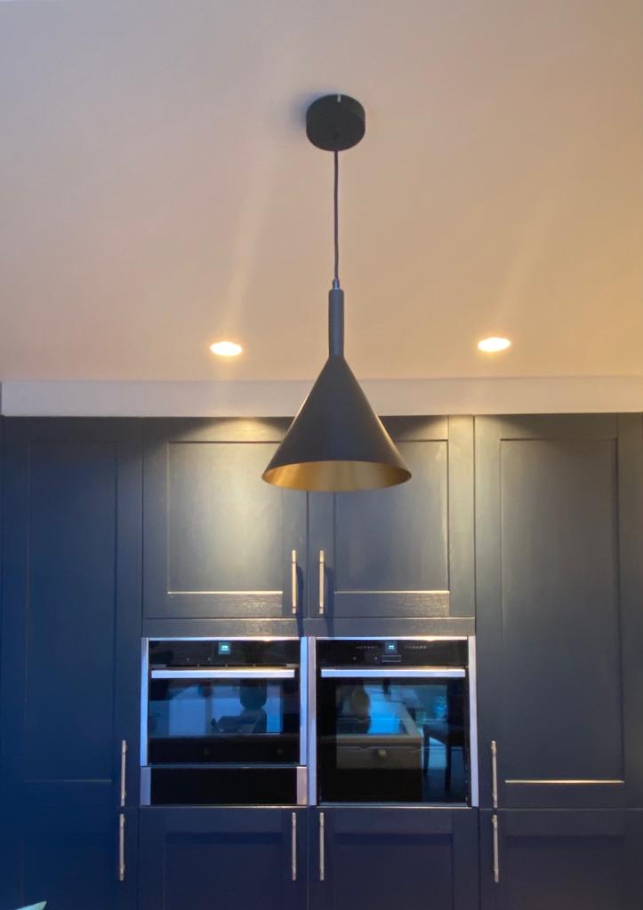 Spot lights and pendant light in kitchen | Lighting design by Cat Lighting.